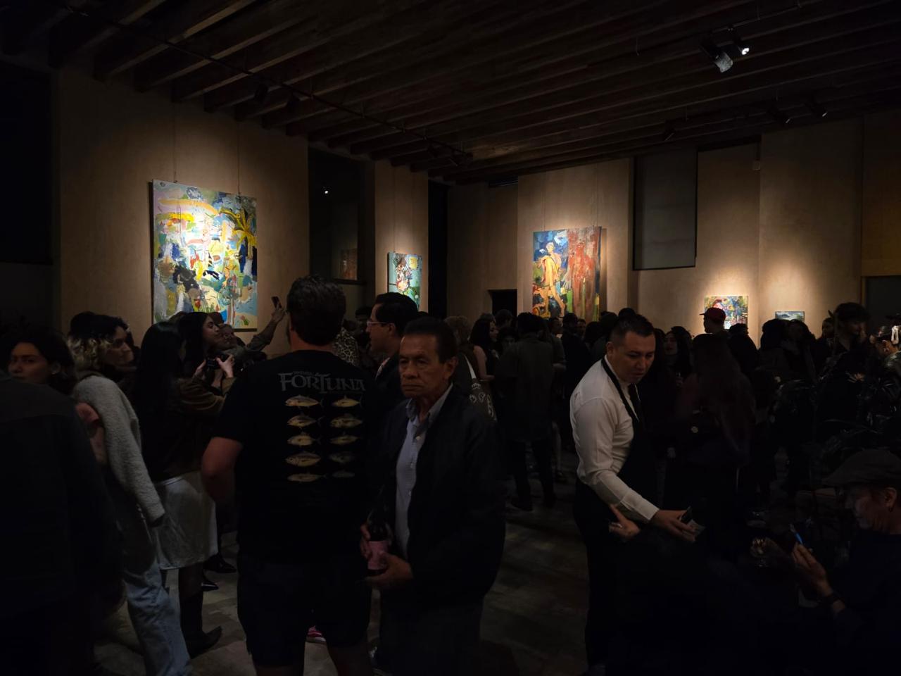 Iluminación profesional para exposiciones y galería con luminarias ERCO durante exposición temporal